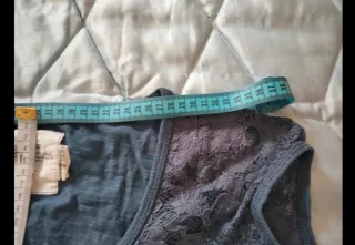 Camiseta azul de H&M.