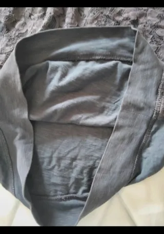 Camiseta azul de H&M.