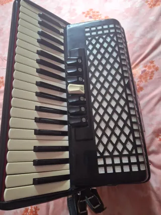 Acordeón Estrella 96 Bajos