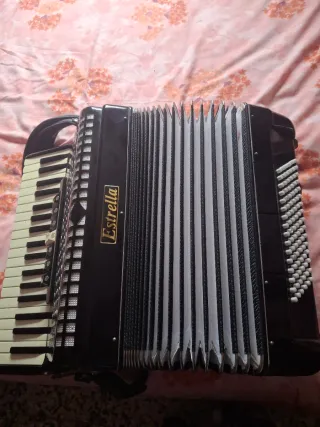 Acordeón Estrella 96 Bajos