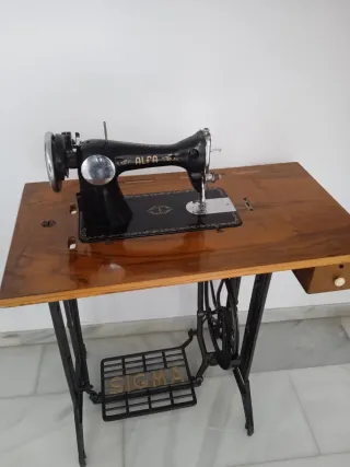 Antigua máquina de coser Sigma