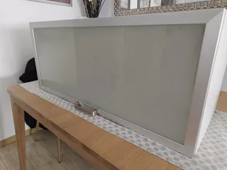 Mueble de pared Ikea con puerta de cristal