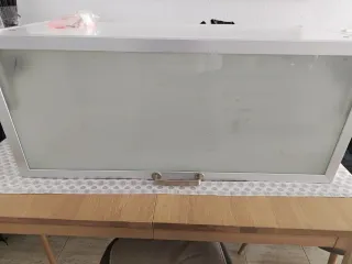 Mueble de pared Ikea con puerta de cristal