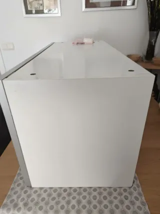 Mueble de pared Ikea con puerta de cristal