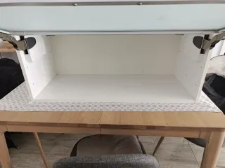 Mueble de pared Ikea con puerta de cristal