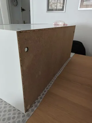 Mueble de pared Ikea con puerta de cristal