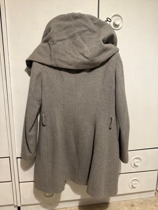 Abrigo Zara gris con cuello capa