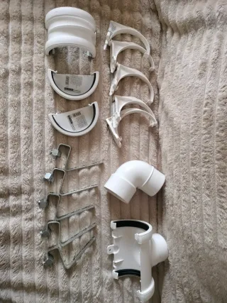 Piezas para colocar y sujetar canalón.