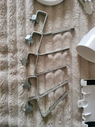 Piezas para colocar y sujetar canalón.