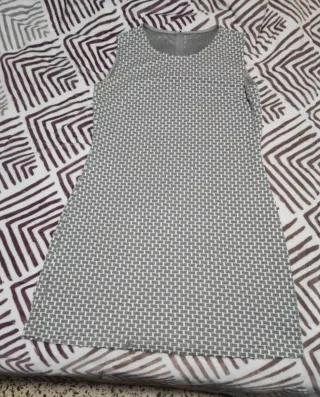 Vestido gris con estampado geométrico