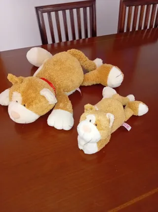 Pareja de peluches de gato