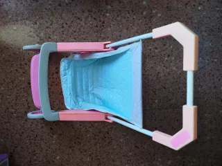 Silla de paseo para muñecas de color rosa