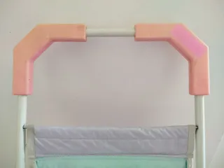 Silla de paseo para muñecas de color rosa