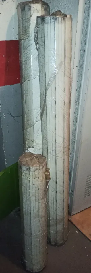 Lamas de persianas, blancas enrolladas