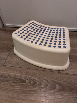 Escalón Ikea Blanco y Azul