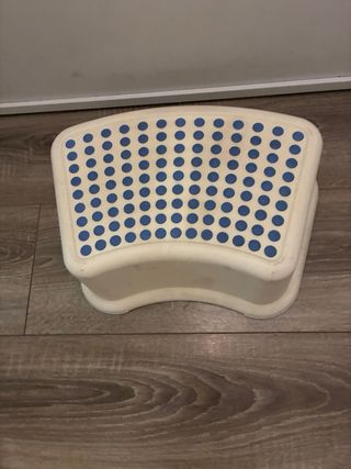 Escalón Ikea Blanco y Azul