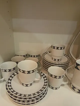 Vajilla de porcelana con diseño geométrico