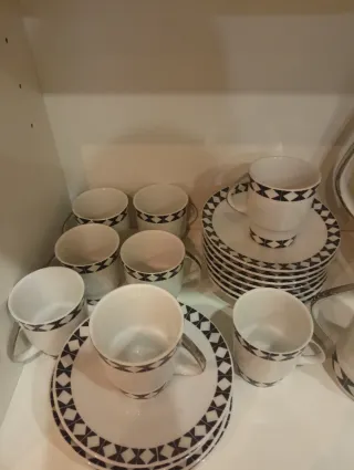 Vajilla de porcelana con diseño geométrico