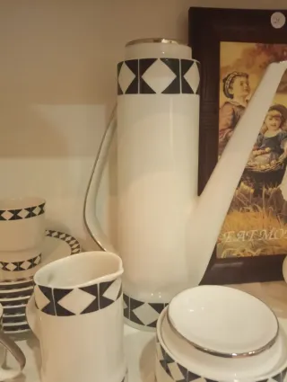 Vajilla de porcelana con diseño geométrico