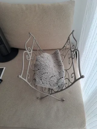 Revistero y recoge mantas de metal.