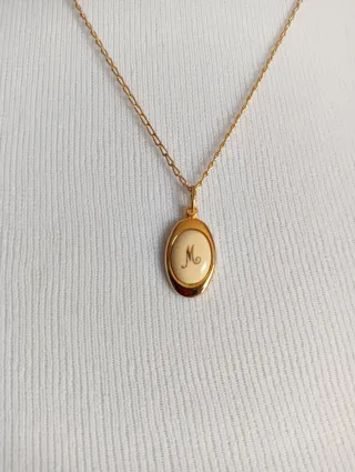 Collar vintage chapado en oro letra M