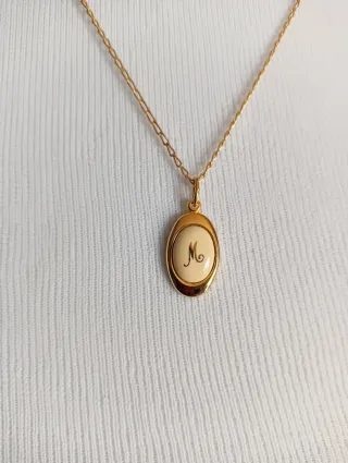 Collar vintage chapado en oro letra M