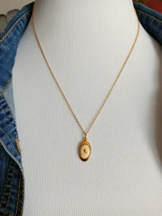 Collar vintage chapado en oro letra M