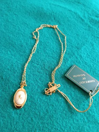 Collar vintage chapado en oro letra M