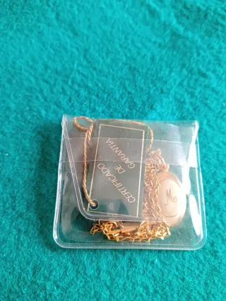 Collar vintage chapado en oro letra M