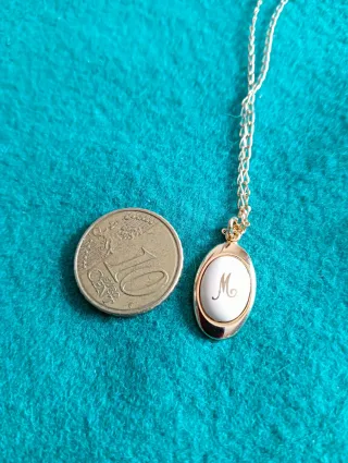 Collar vintage chapado en oro letra M