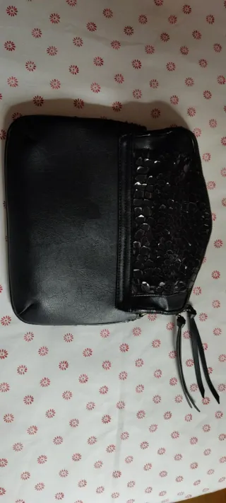 Bolso de piel negro con cremallera