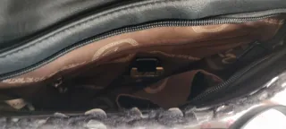 Bolso de piel negro con cremallera