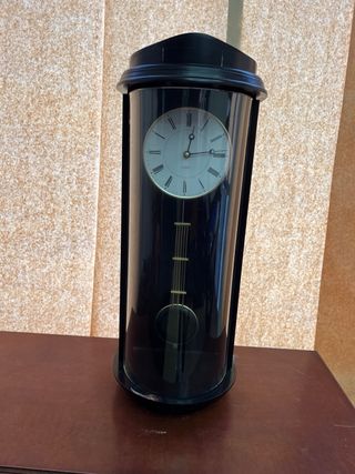 Reloj de péndulo negro antiguo