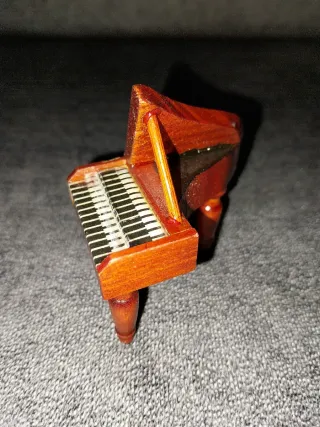 Miniature strumenti musicali in legno