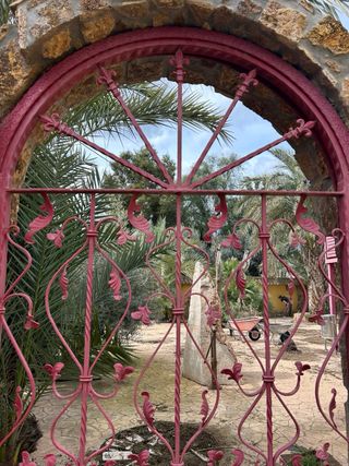 Puerta de forja con arco