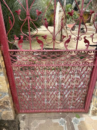 Puerta de forja con arco