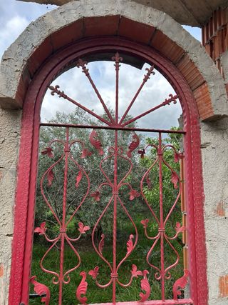 Puerta de forja con arco