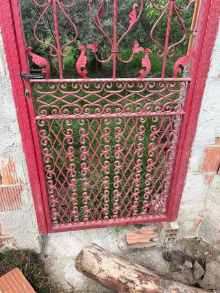 Puerta de forja con arco