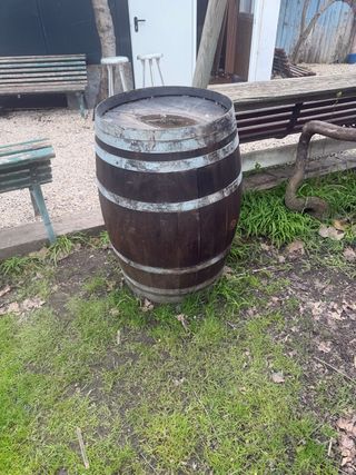 Barril de madera decorativo