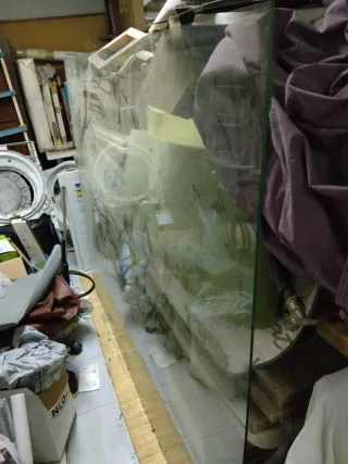 Cristal escaparate. Urge vender