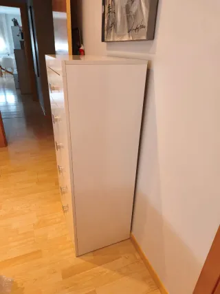 Cómoda/cajonera blanca con tiradores metálicos