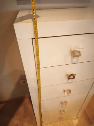Cómoda/cajonera blanca con tiradores metálicos