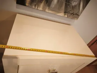 Cómoda/cajonera blanca con tiradores metálicos