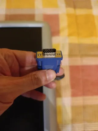 Monitor de ordenador plateado y negro