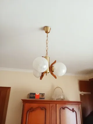 Lámpara colgante de cristal y madera