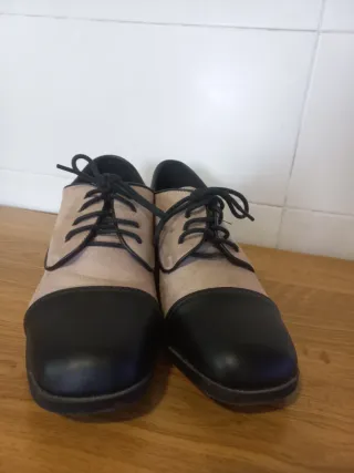 Zapatos de mujer beige y negro