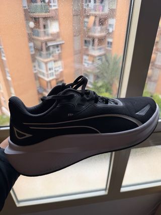 Zapatillas Puma Negras y Blancas