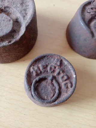 3 Pesas Antiguas Hierro (2kg, 1kg, 0.5kg)