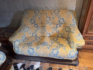 Sofá de madera con tapicería floral