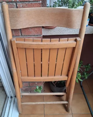 Silla de madera plegable.
